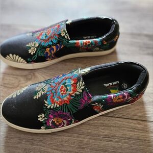 Floral Embroidered Slip-On Shoes